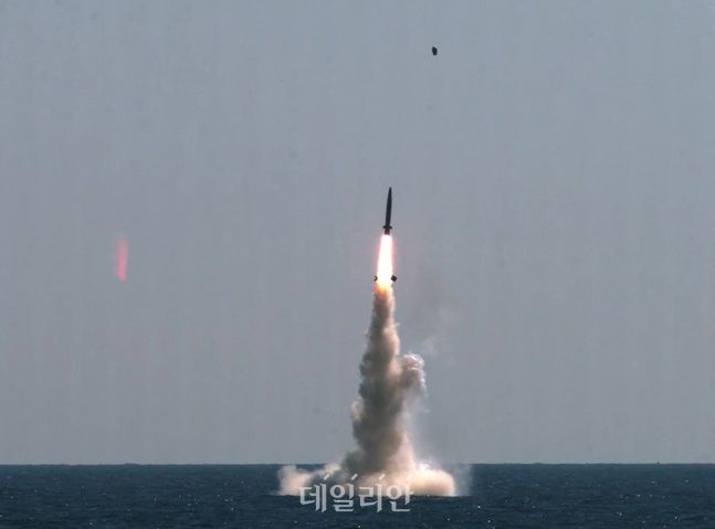 우리나라가 독자개발한 잠수함발사탄도미사일(SLBM)이 도산안창호함에서 발사되고 있다. ⓒ국방과학연구소