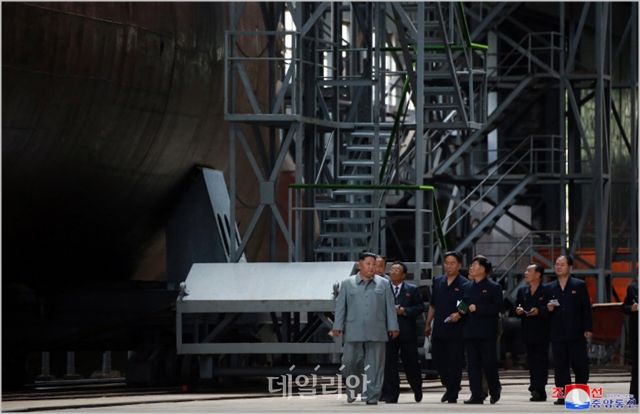 김정은 북한 국무위원장이 지난 2019년 잠수함발사탄도미사일(SLBM) 탑재가 가능한 것으로 추정되는 신형 로미오급 잠수함을 시찰하고 있다. ⓒ조선중앙통신