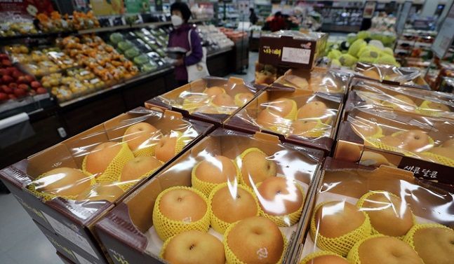 서울의 한 대형마트에서 배를 포함한 과일과 식료품 등이 판매되고 있다. ⓒ 뉴시스
