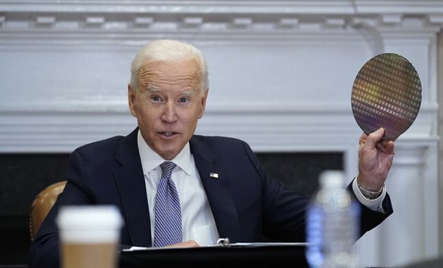 조 바이든 미국 대통령이 지난 4월 12일(현지시간) 미국 워싱턴 백악관 루즈벨트룸에서 열린 반도체 공급망 복원에 관한 최고경영자(CEO) 화상 회의에 참석해 실리콘 웨이퍼를 들어 보이고 있다.ⓒ뉴시스/AP