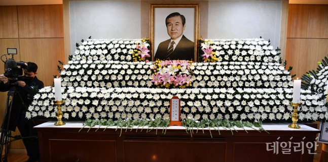 노태우 전 대통령이 향년 89세를 일기로 사망한 가운데 27일 빈소가 마련된 서울대병원 장례식장에서 조문이 시작되고 있다. ⓒ사진공동취재단