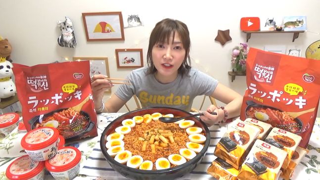 일본의 유명 먹방 유튜버 키노시타 유우카가 동원F&B '떡볶이의신' 먹방을 선보이고 있다.ⓒ동원그룹