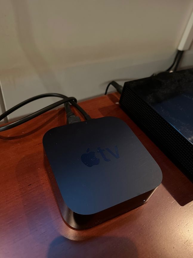 애플TV 4K 본체를 HDMI 케이블로 TV에 연결한 모습. ⓒ데일리안 최은수 기자