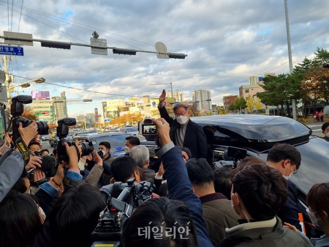 이재명 더불어민주당 대선 후보가 12일 오후 울산 중구 중앙전통시장에 도착했다.ⓒ데일리안 송오미 기자