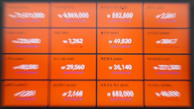 서울 서초구 빗썸 고객지원센터 전광판에 암호화폐 가격이 표시되고 있다.ⓒ뉴시스