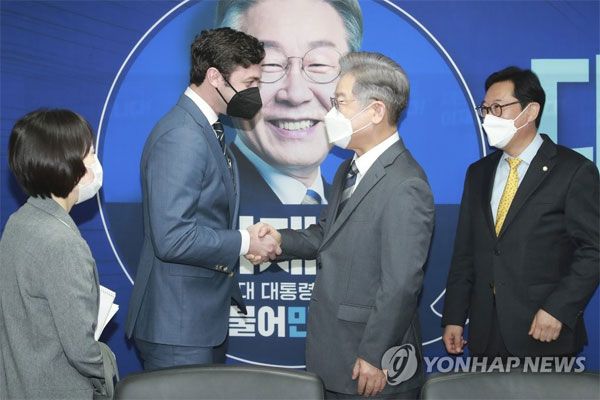 더불어민주당 이재명 대선 후보(오른쪽)가 지난 12일 서울 여의도 중앙당사에서 존 오소프 미 상원의원을 접견, 악수하고 있다.ⓒ연합뉴스