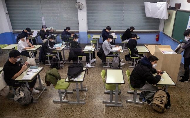 2022학년도 대학수학능력시험이 치러진 18일 오전 서울 여의도고등학교에 마련된 시험장에서 수험생들이 시험을 기다리고 있다. ⓒ사진공동취재단