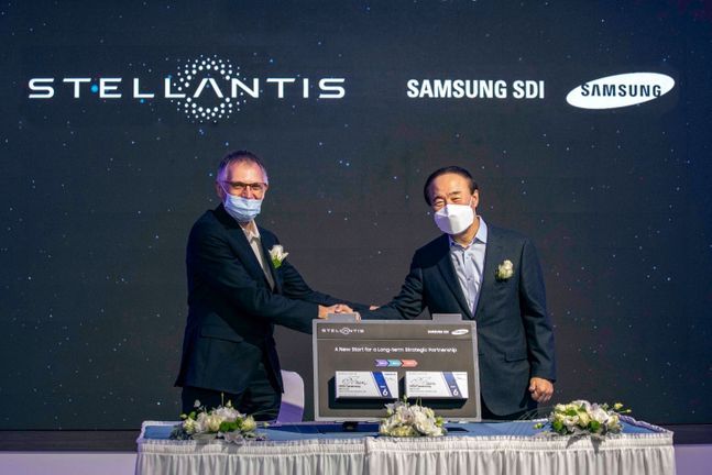 삼성SDI 전영현 사장(오른쪽)과 스텔란티스 카를로스 타바레스 CEO(왼쪽)가 합작법인 MOU 체결 관련 기념식을 진행했다.ⓒ삼성SDI