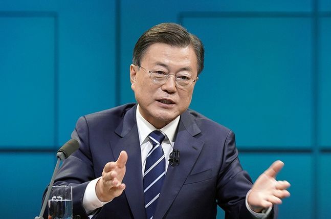 문재인 대통령이 21일 서울 여의도 KBS에서 열린 2021 국민과의 대화 '일상으로'에 참석해 국민패널들의 질문에 답하고 있다. ⓒ청와대
