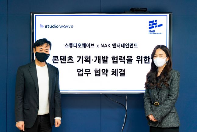 이찬호 스튜디오웨이브 대표(사진 왼쪽)와 성주화 NAK엔터테인먼트 대표가 서울 상암동 NAK엔터테인먼트 사옥에서 콘텐츠 기획·개발 파트너십을 체결했다. ⓒ웨이브