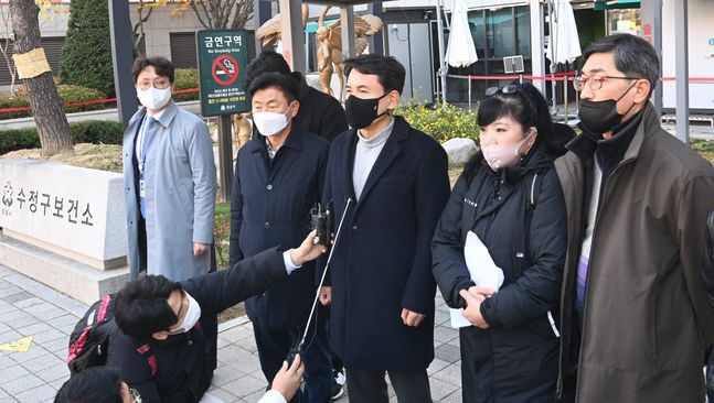 국민의힘 이재명비리 국민검증특위 김진태 위원장이 24일 경기 성남시 수정구 성남시정신건강복지센터 앞에서 고 이재선 씨(이재명 민주당 대선후보 친형) 정신병원 강제입원 의혹 관련 현장 조사 취지를 밝히고 있다. ⓒ국회사진취재단