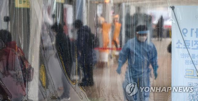 25일 오전 서울 중구 서울광장 코로나19 임시 선별진료소에서 시민들이 검사를 받고 있다. ⓒ연합뉴스