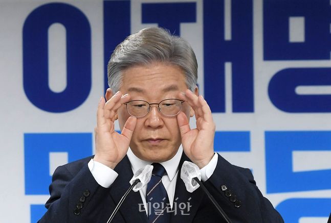 이재명 더불어민주당 대선 후보가 지난 24일 서울 여의도 더불어민주당사에서 열린 기자간담회에서 안경을 고쳐쓰고 있다. ⓒ데일리안 박항구 기자