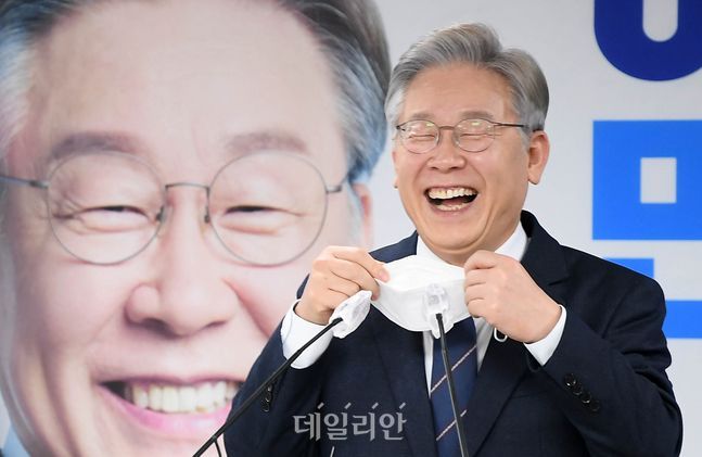 이재명 더불어민주당 대선 후보가 24일 서울 여의도 더불어민주당사에서 열린 기자간담회에서 웃음을 짓고 있다. ⓒ데일리안 박항구 기자