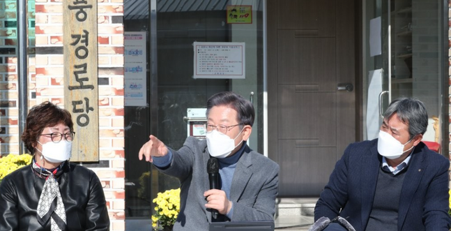 더불어민주당 이재명 대선후보가 27일 전남 강진군 군동면 안풍 마을회관에서 열린 강진 농민들과 함께하는 국민반상회에서 발언하고 있다. ⓒ연합뉴스