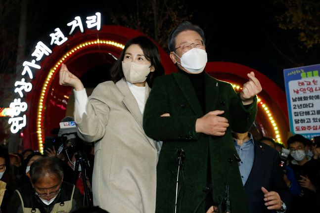 이재명 더불어민주당 대선 후보, 부인 김혜경 씨가 27일 전남 순천 연향상가 패션거리를 방문해 지지자들을 향해 포즈를 취하고 있다. ⓒ뉴시스