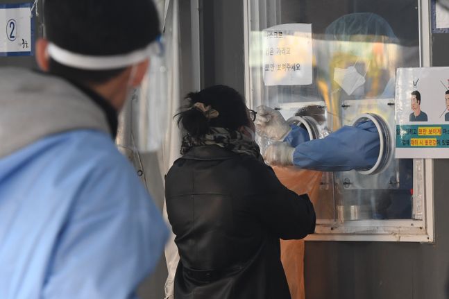 코로나19 신규 확진자가 3,187명 발생한 지난 17일 서울역 광장에 마련된 선별검사소에서 시민들이 검사를 받기 위해 기다리고 있다. ⓒ데일리안 류영주 기자