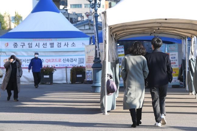 서울역 광장에 마련된 선별검사소에서 시민들이 검사를 받기 위해 기다리고 있다. ⓒ데일리안 류영주 기자