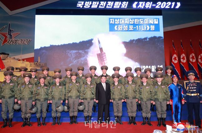 김정은 북한 국무위원장이 지난 10월 11일 개최된 국방발전전람회에서 참석자들과 기념촬영을 하고 있다. ⓒ조선중앙통신