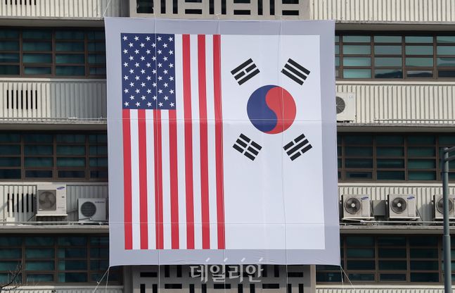 서울 종로구 주한미국대사관에 성조기와 태극기가 걸려 있는 모습 ⓒ뉴시스