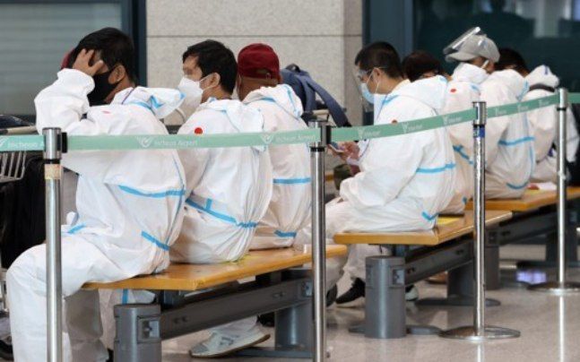 2일 오전 인천국제공항을 통해 입국한 외국인들이 방역복을 입고 대기하고 있다. ⓒ연합뉴스