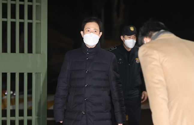 '고발 사주' 의혹의 핵심 피의자인 손준성 대구고검 인권보호관이 2일 저녁 영장이 기각돼 서울구치소에서 나오고 있다. ⓒ연합뉴스