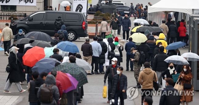 지난 2일 오후 서울역 코로나19 임시선별진료소를 찾은 시민들이 검사를 받기 위해 줄을 길게 서있다. ⓒ연합뉴스