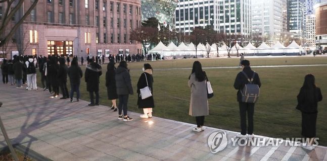 3일 저녁 서울광장 선별진료소에서 시민들이 코로나19 항체 검사를 기다리고 있다. ⓒ연합뉴스