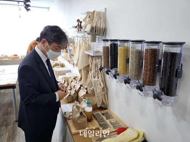 8일 경남 창원시에서 한국남동발전과 경남환경교육문화센터의 업무협약에 의해 개장한 제로웨시스트샵이 오픈 행사를 가졌다. ⓒ한국남동발전