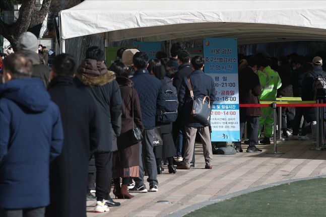 서울광장 중구 선별검사소에서 시민들이 검사를 받기 위해 줄을 서 대기하고 있다. (자료사진)ⓒ데일리안 홍금표 기자