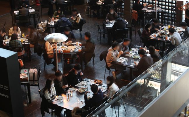 지난 6일 오후 서울 종로구의 한 식당에 시민들이 점심 식사를 하고 있다. ⓒ데일리안 류영주 기자