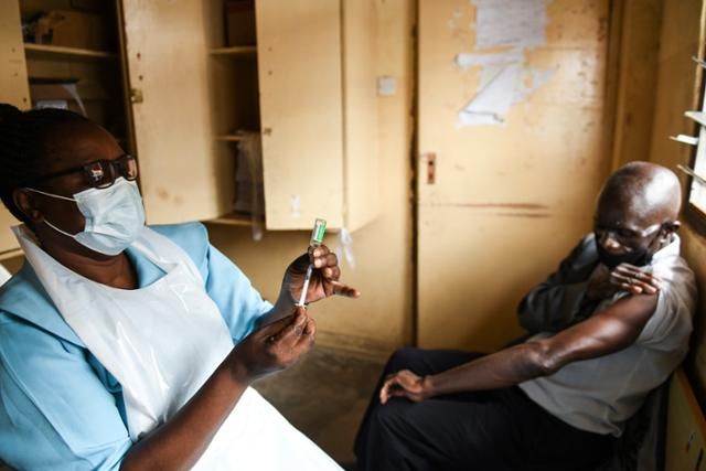 3월 말라위 남부 블랜타이어에서 한 시민이 아스트라제네카 신종 코로나바이러스 감염증(코로나19) 백신 접종을 기다리고 있다. ⓒAP 연합뉴스