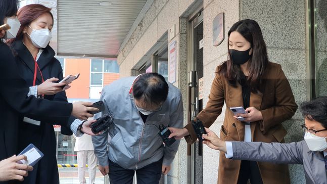 구현모 KT 대표가 지난 10월 28일 서울 종로구 KT 혜화지사 건물 앞에서 지난 25일 발생한 인터넷 장애에 대해 사과하고 있다.ⓒ데일리안 김은경 기자