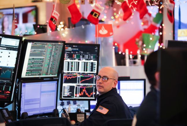 크리스마스를 맞아 꾸며진 뉴욕증권거래소(NYSE)의 모습 ⓒ뉴시스
