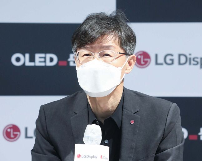 오창호 LG디스플레이 대형 사업부장(부사장)이 29일 서울 강서구 마곡 LG사이언스파크에서 개최된 ‘OLED.EX’ 미디어데이 행사에서 기자들의 질문을 받고 있다.ⓒLG디스플레이
