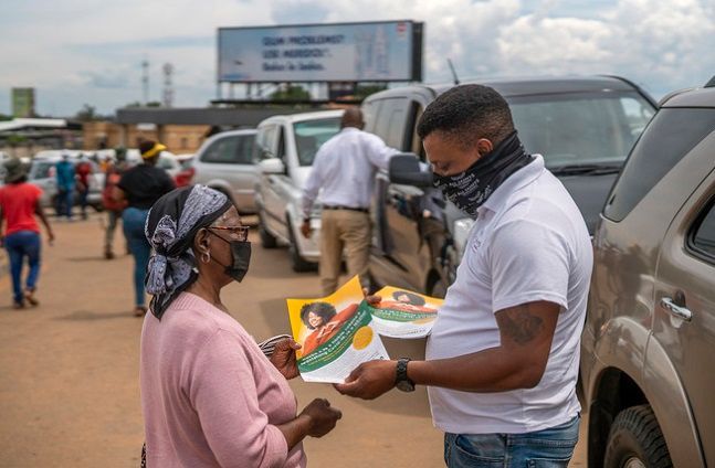 남아프리카공화국 소웨토에서 장례협회 소속 한 남성이 시민들에게 코로나19 백신 접종 촉구 관련 전단을 나눠주고 있다. ⓒ 뉴시스/AP