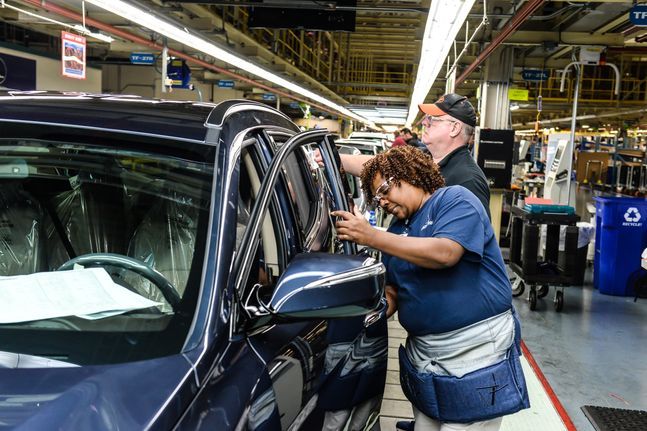 현대차 미국 앨라배마 공장에서 현지 근로자들이 자동차를 조립하고 있다. ⓒ현대자동차