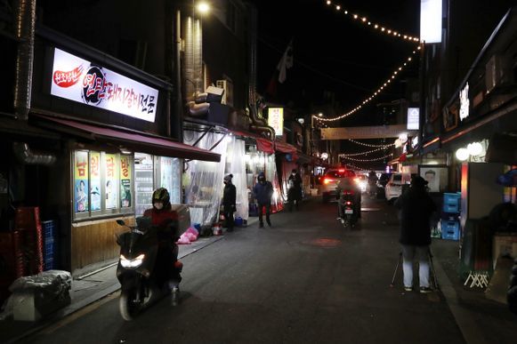 지난 6일 영업제한시간 이후 서울 중구 백학시장 한 식당에서 강화된 사회적 거리두기 연장을 비판하는 점등시위를 하고 있다.ⓒ뉴시스