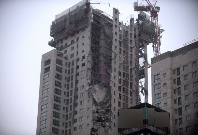11일 외벽이 무너져 내린 광주 서구 HDC현대산업개발 신축 아파트의 모습.ⓒ뉴시스