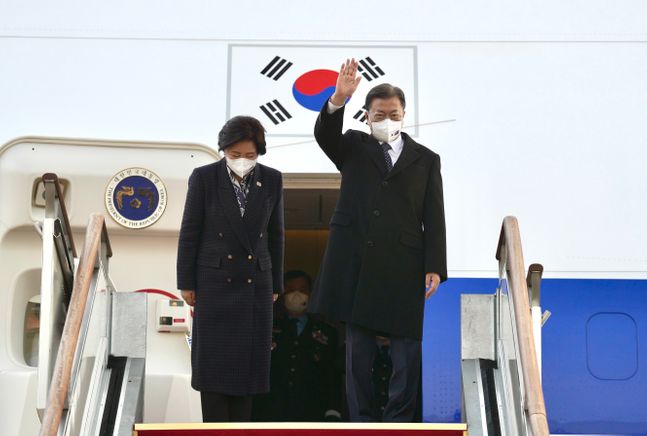 호주를 국빈방문 하는 문재인 대통령과 김정숙 여사가 2021년 12월 12일 서울공항에서 공군 1호기에 올라 인사하고 있다. ⓒ청와대