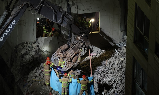 14일 오후 구조대원들이 광주 서구 화정동 화정아이파크 붕괴 건물 지하 1층에서 실종자 1명을 구조하고 있다. ⓒ연합뉴스