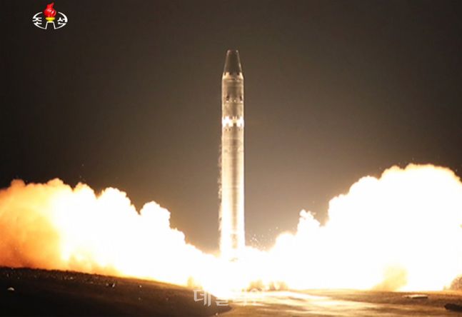 북한의 대륙간탄도미사일(ICBM) 화성-15형이 발사되는 모습(자료사진) ⓒ조선중앙TV