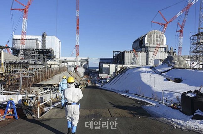 간 나오토 일본 총리(가운데)가 2011년 4월 2일 후쿠시마 원전 사고가 발생한 이와테 현을 방문해 피해 현장을 둘러보고 있다. ⓒAP통신