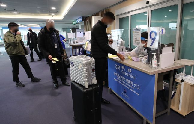 지난달 6일 인천국제공항 제1터미널로 입국한 외국인들이 검역대를 통과하고 있다. ⓒ데일리안 류영주 기자