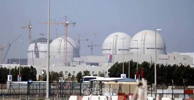2018년 3월 26일 UAE 바라카 원전 1·2·3·4호기의 모습. 문재인 대통령은 이날 바라카 원전 1호기 건설 완료 기념행사에 참석 및 건설 현장 근로자들을 만나 격려했다. ⓒ뉴시스