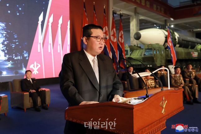 김정은 북한 국무위원장이 지난해 10월 개최된 국방발전전람회에서 미국 공격용 대륙간탄도미사일(ICBM)을 배경으로 발언하고 있다. ⓒ조선중앙통신