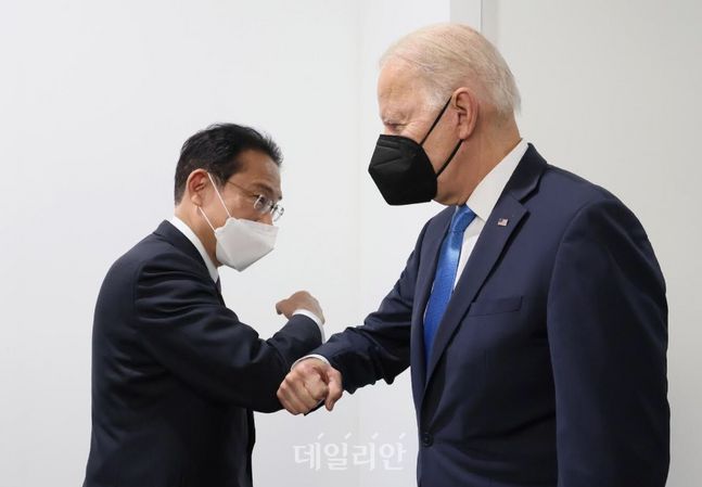 조 바이든 미국 대통령(오른쪽)과 기시다 후미오 일본 총리가 팔꿈치 인사를 나누고 있다. ⓒ트위터