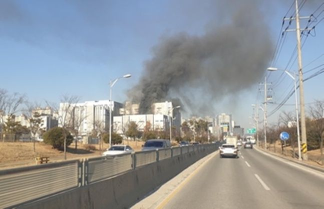 21일 오후 3시께 충북 청주시 청원구 오창읍의 한 자동차 배터리 제조 공장에서 불이 났다.ⓒ충북도소방본부