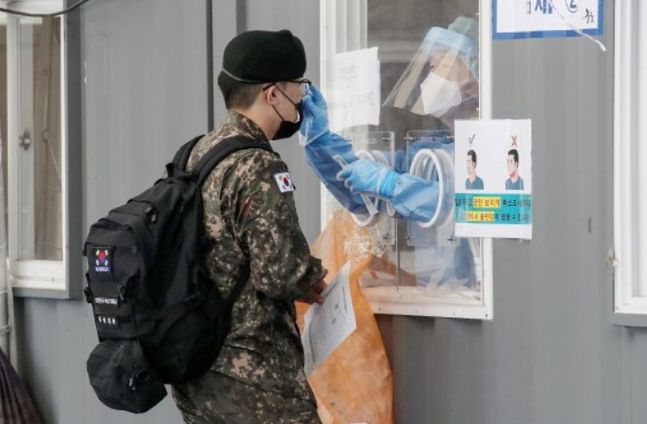 서울 중구 서울역 광장에 설치된 코로나19 임시 선별검사소에서 군인이 검사를 받고 있다 ⓒ뉴시스