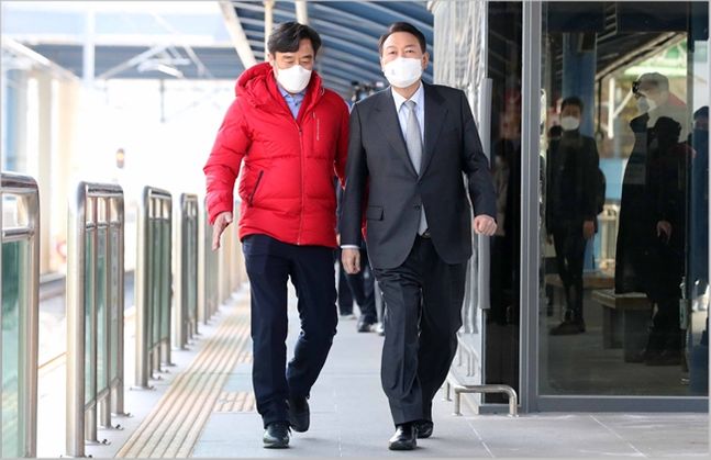 윤석열 후보가 지난 15일 부산 기장군 동해선 광역전철 일광역에 도착하고 있다. ⓒ데일리안 류영주 기자